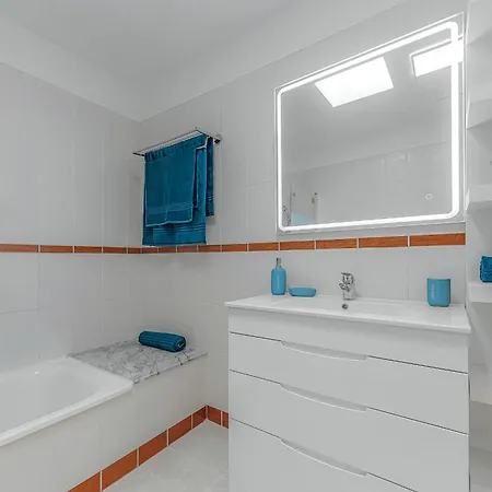 Blue With One Bedroom, Wifi And Amazing View *